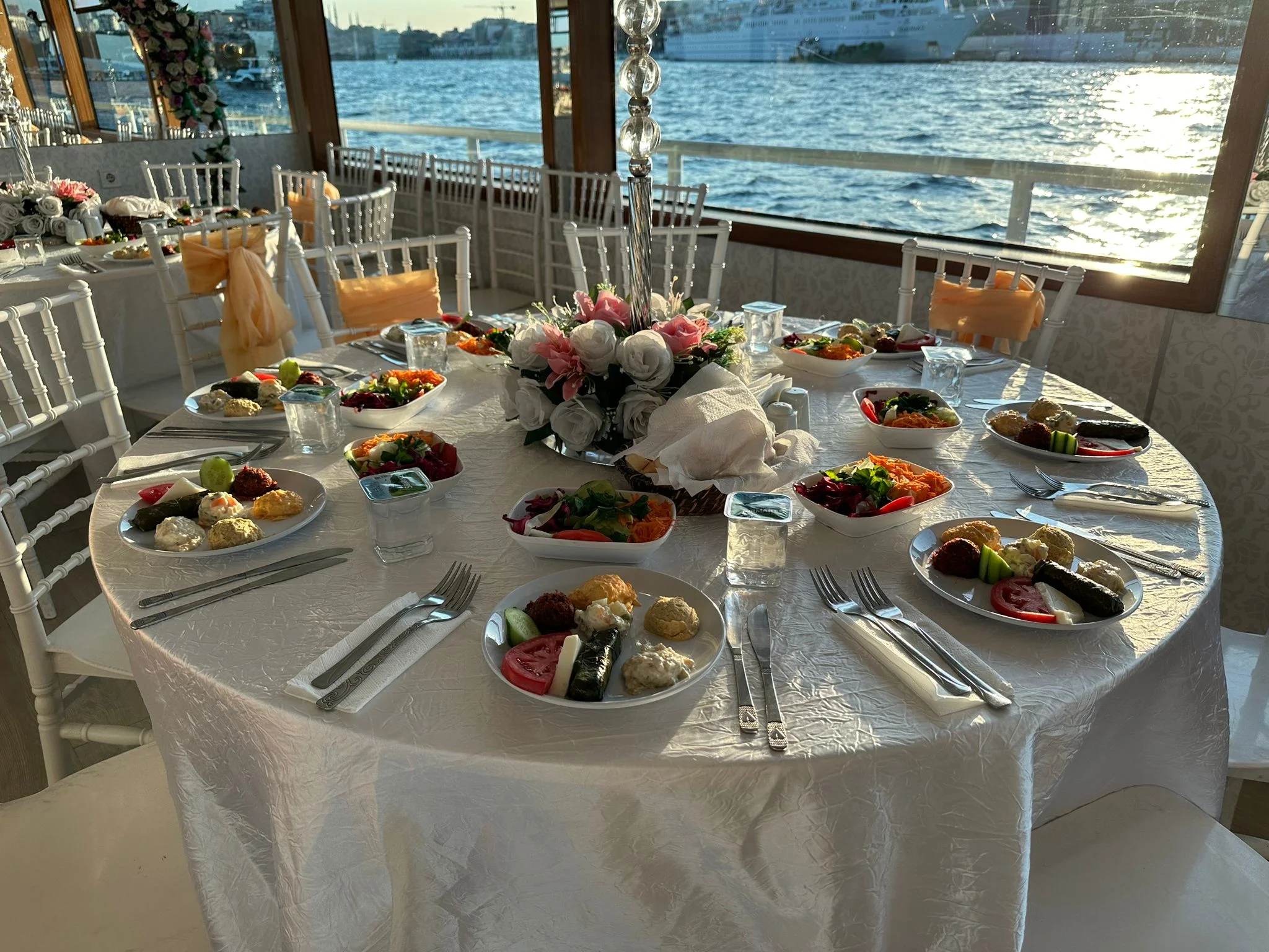 GEMZE kapalı salon yemek masası ve tiffany oturma düzeni