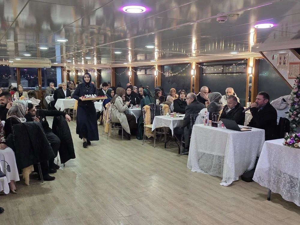GEMZE gün batımında İstanbul Boğazı semalarında